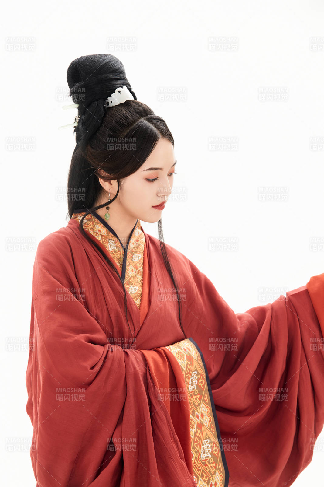 白色背景下穿着中国春秋战国时代服饰的少女图片