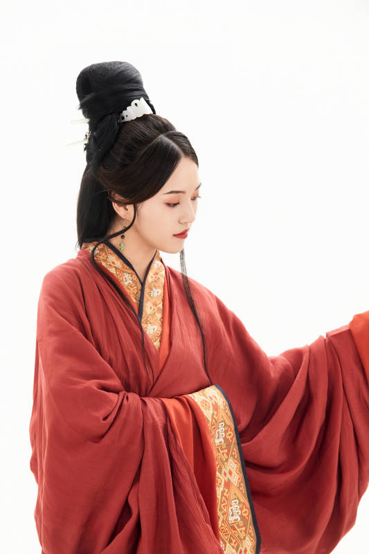 白色背景下穿着中国春秋战国时代服饰的少女图片