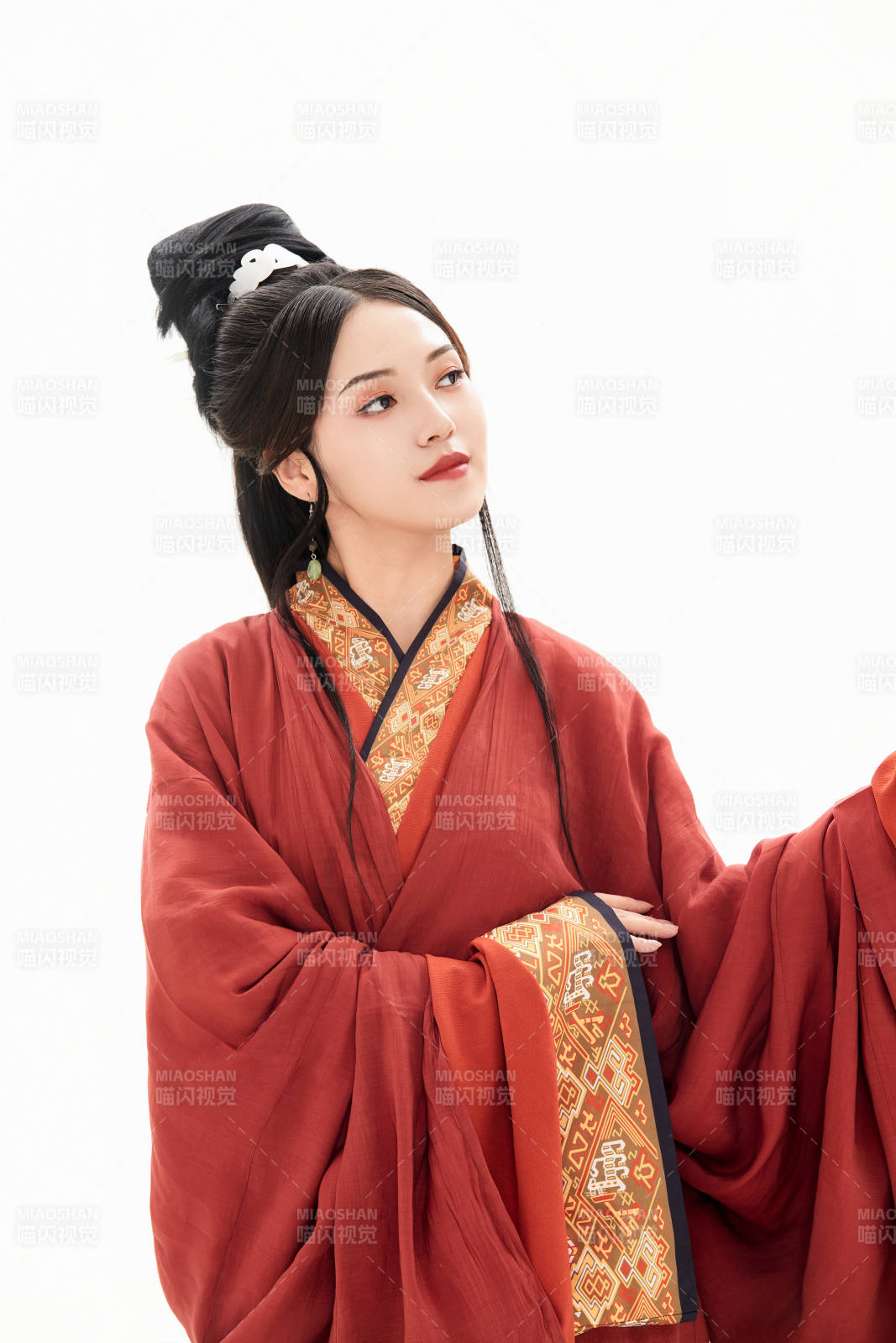 白色背景下穿着中国春秋战国时代服饰的少女图片