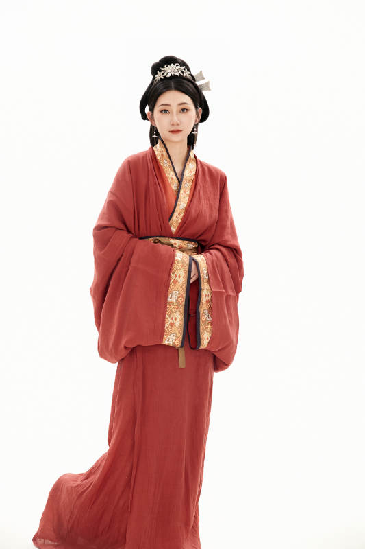 白色背景下穿着中国春秋战国时代服饰的少女图片