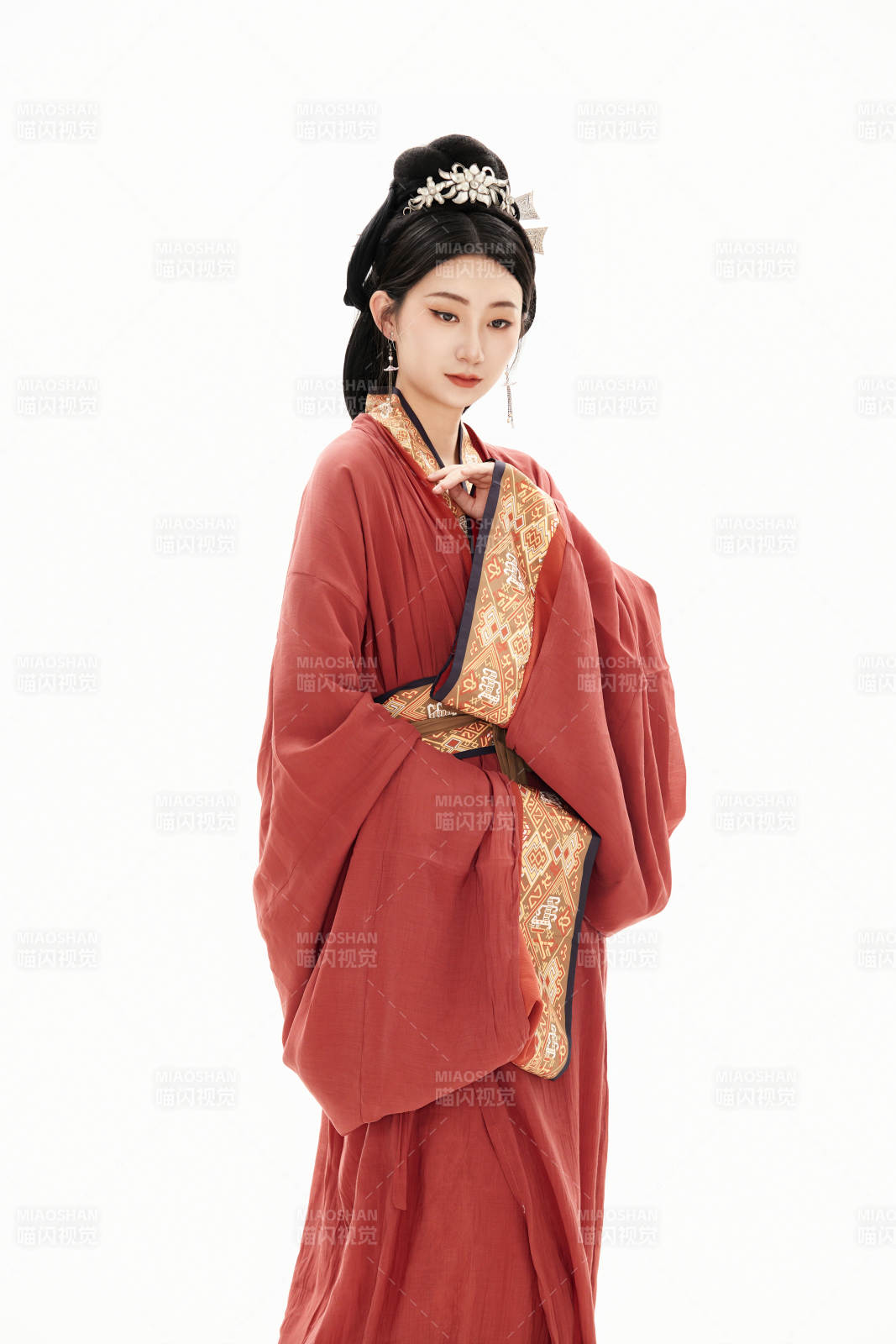 白色背景下穿着中国春秋战国时代服饰的少女图片