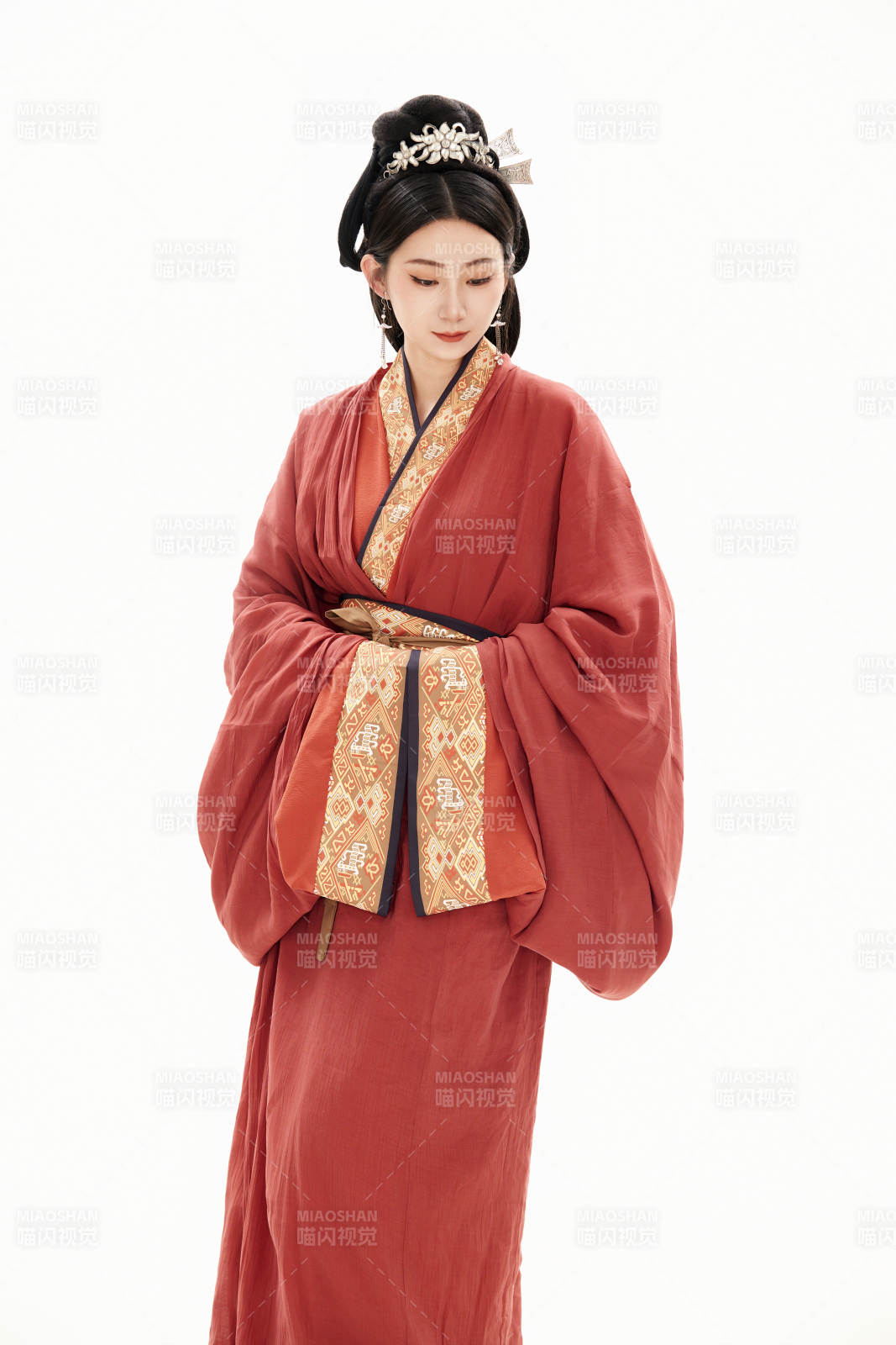 白色背景下穿着中国春秋战国时代服饰的少女图片