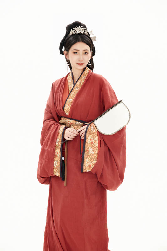 白色背景下穿着中国春秋战国时代服饰的少女图片