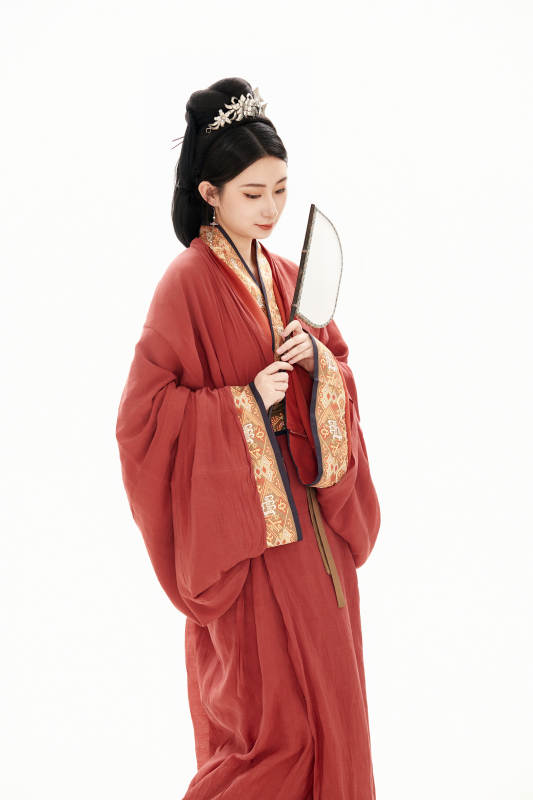 白色背景下穿着中国春秋战国时代服饰的少女图片