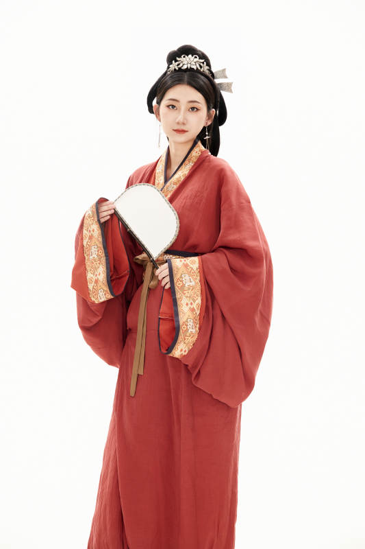 白色背景下穿着中国春秋战国时代服饰的少女图片