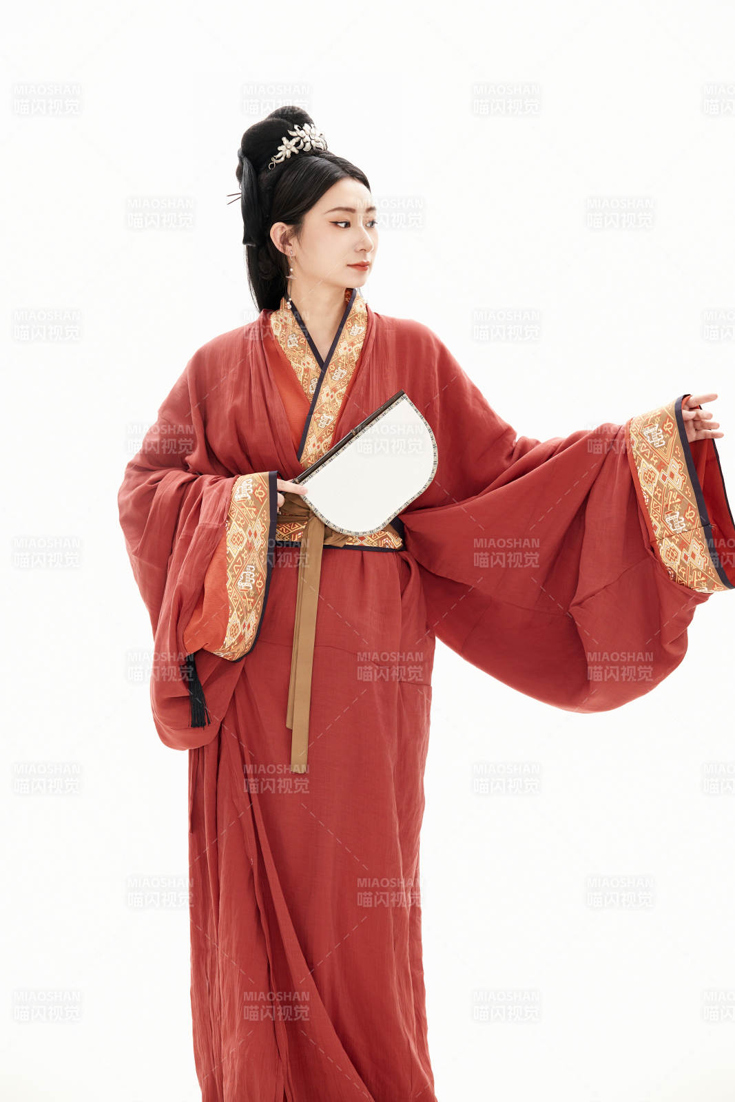 白色背景下穿着中国春秋战国时代服饰的少女图片