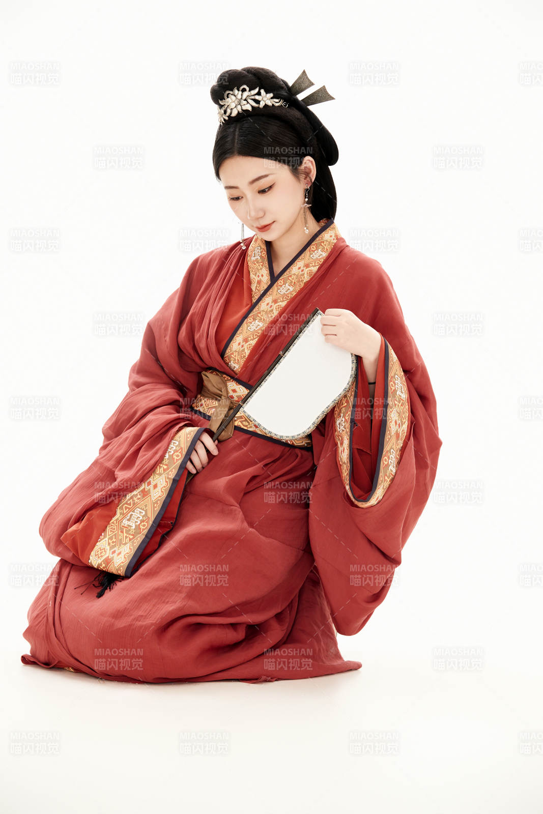 白色背景下穿着中国春秋战国时代服饰的少女图片