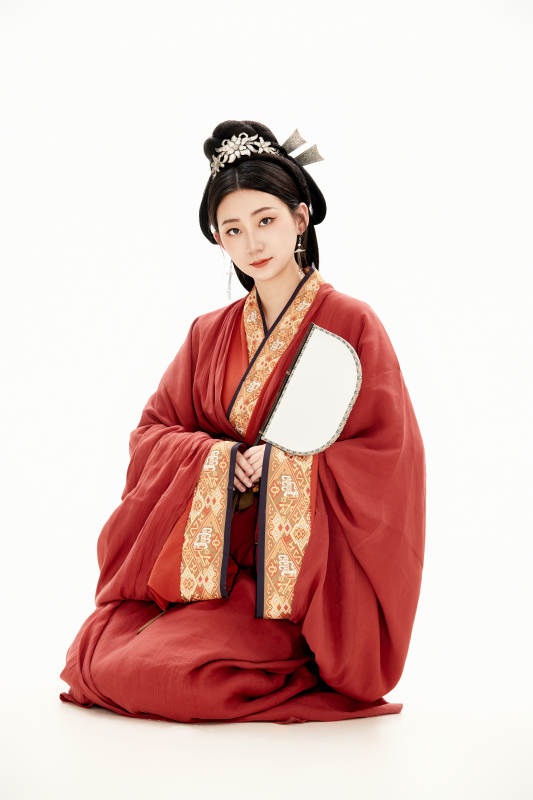 白色背景下穿着中国春秋战国时代服饰的少女图片