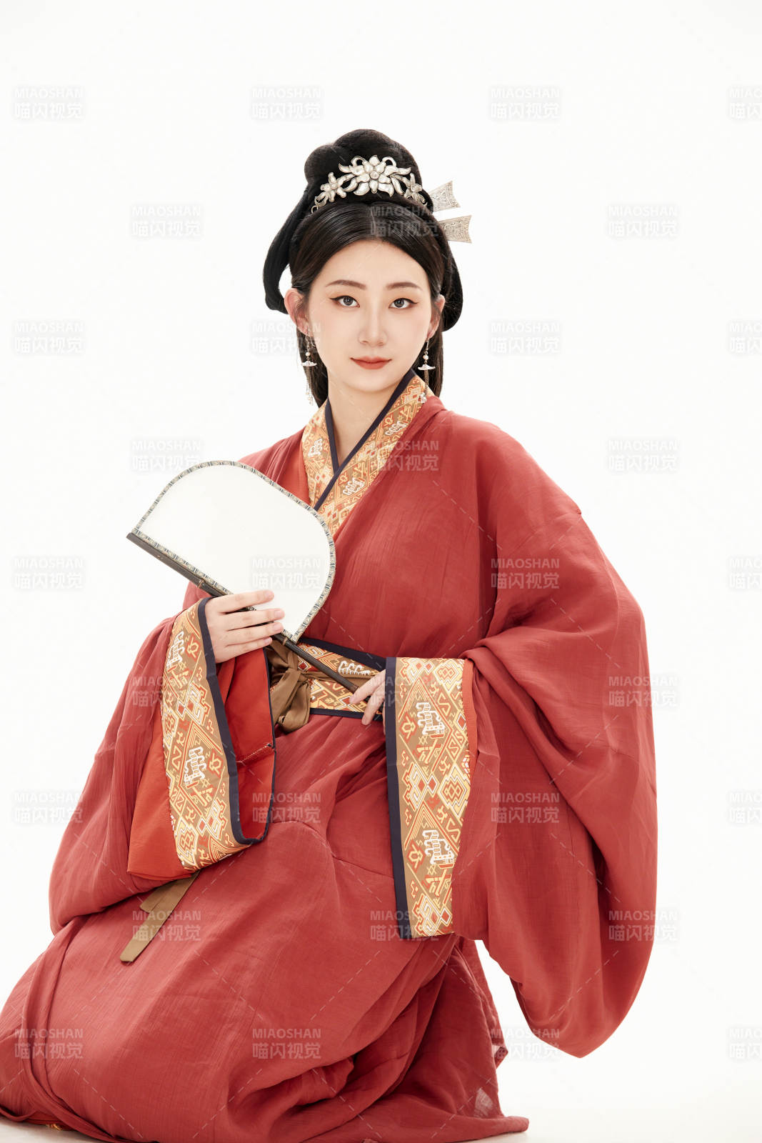 白色背景下穿着中国春秋战国时代服饰的少女图片