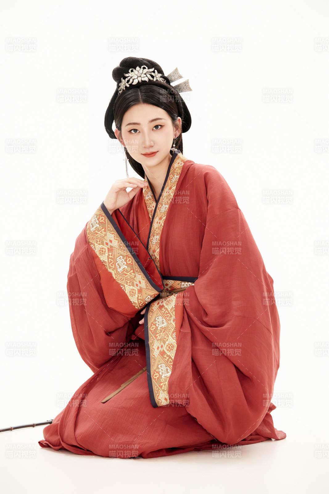 白色背景下穿着中国春秋战国时代服饰的少女图片