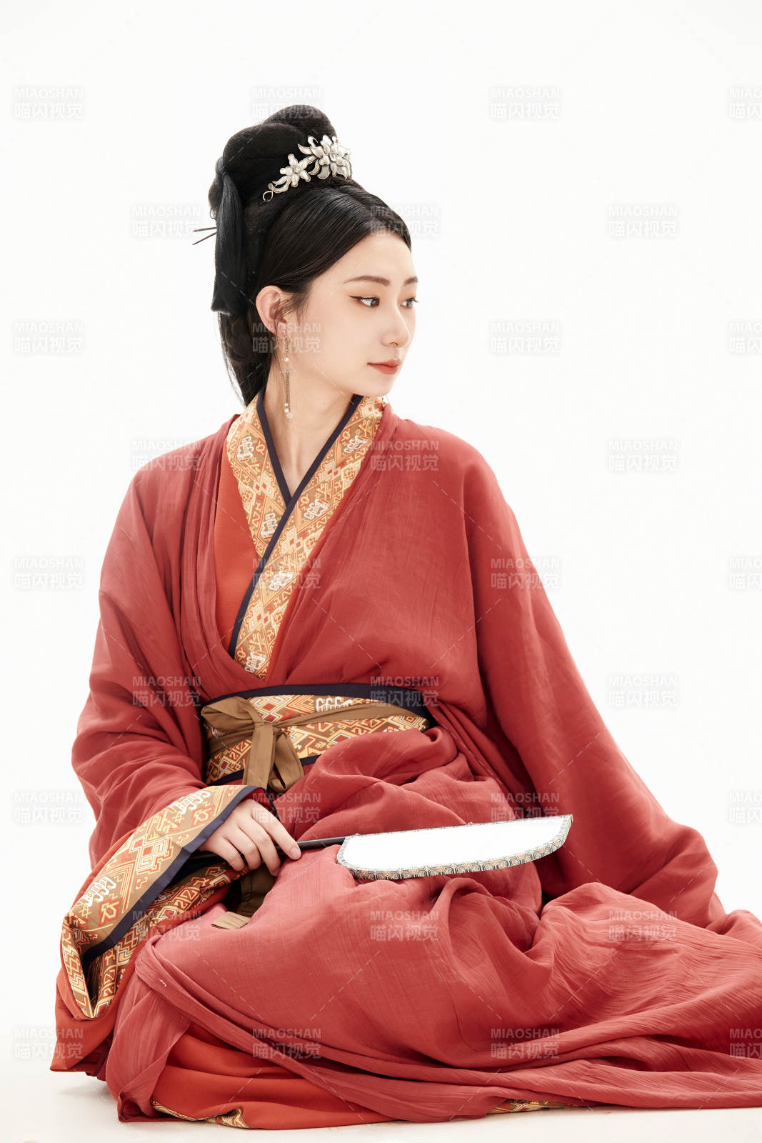 白色背景下穿着中国春秋战国时代服饰的少女图片