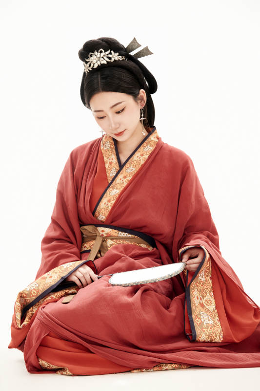 白色背景下穿着中国春秋战国时代服饰的少女图片