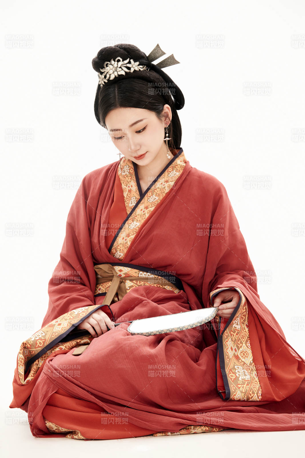 白色背景下穿着中国春秋战国时代服饰的少女图片