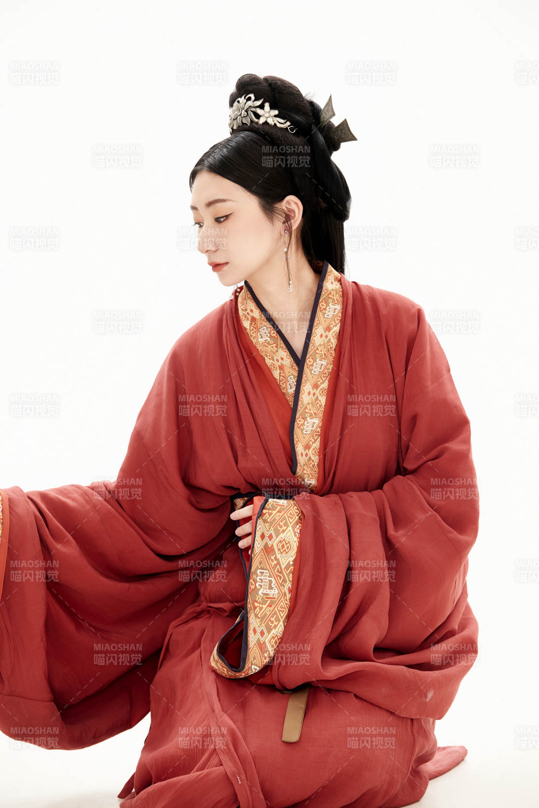 白色背景下穿着中国春秋战国时代服饰的少女图片