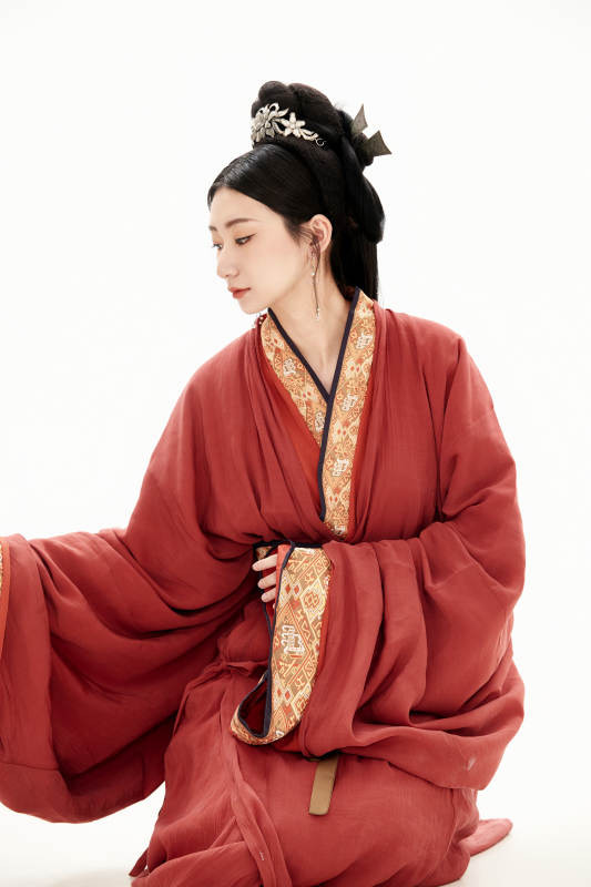 白色背景下穿着中国春秋战国时代服饰的少女图片