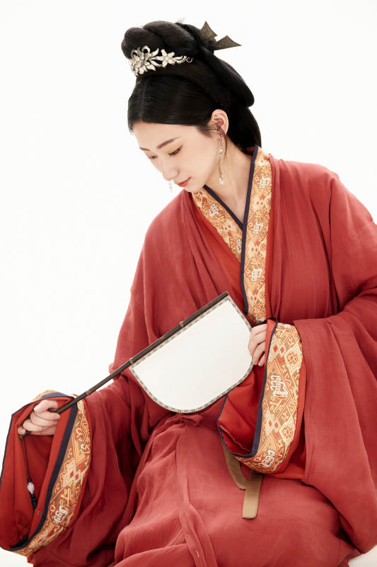 白色背景下穿着中国春秋战国时代服饰的少女图片