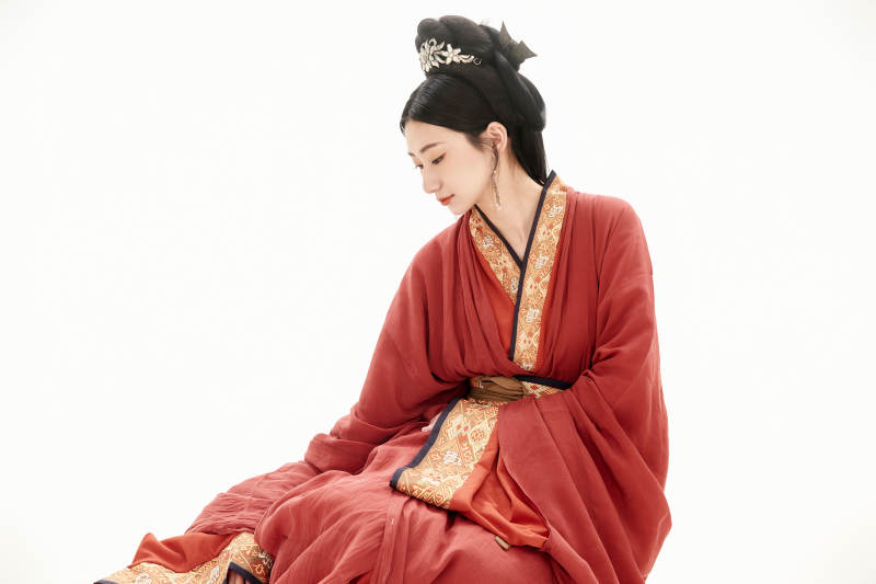 白色背景下穿着中国春秋战国时代服饰的少女图片