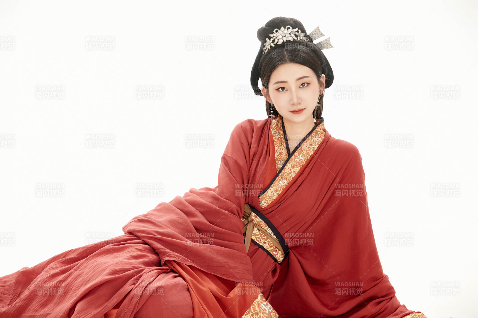 白色背景下穿着中国春秋战国时代服饰的少女图片