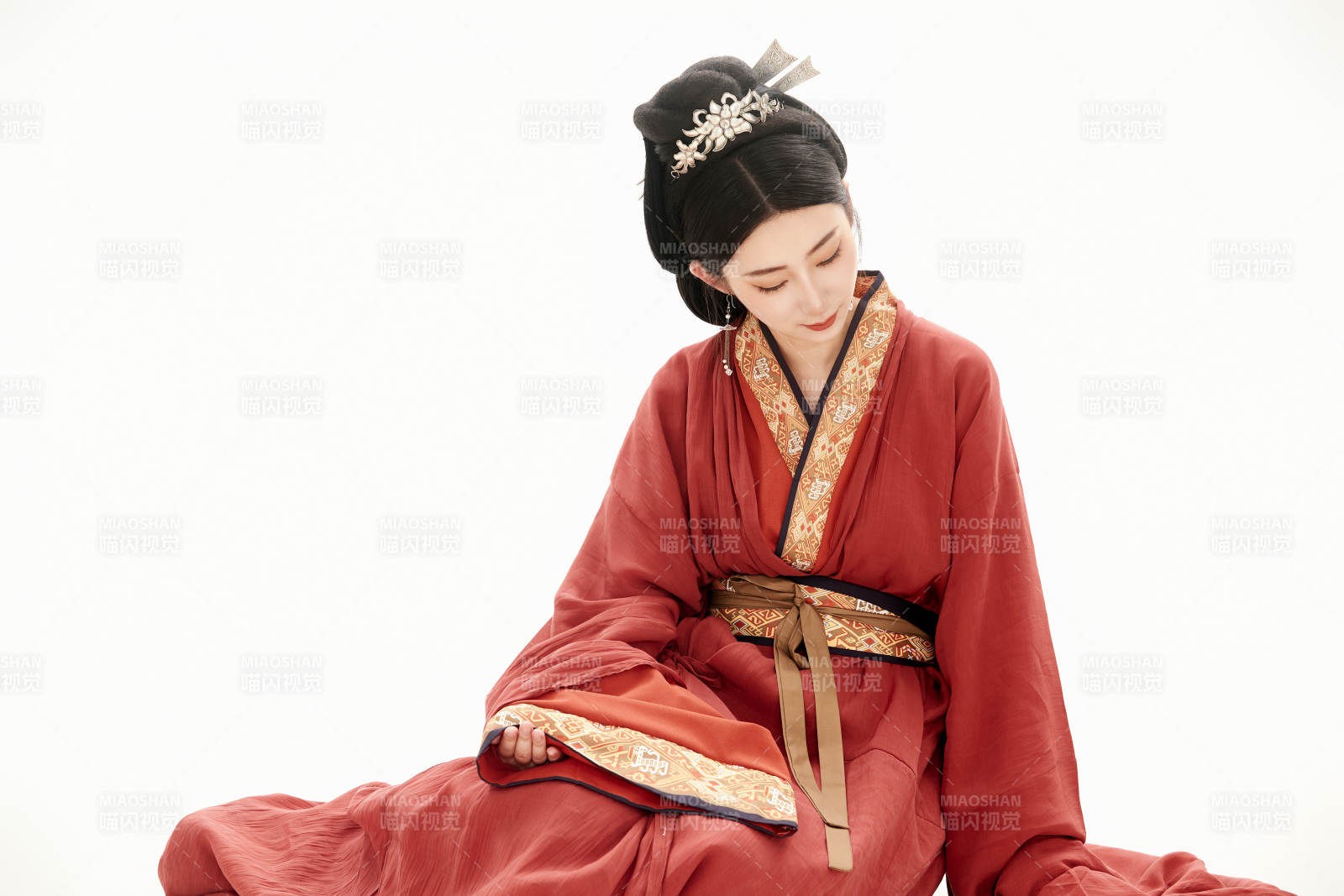 白色背景下穿着中国春秋战国时代服饰的少女图片