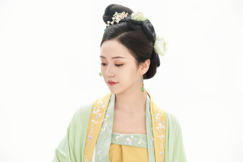 白色背景下穿着南北宋朝汉服的少女图片