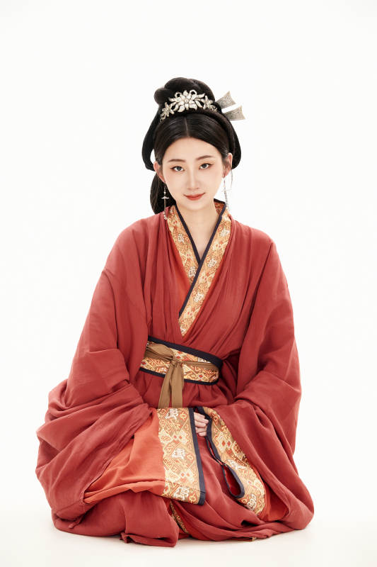 白色背景下穿着中国春秋战国时代服饰的少女图片