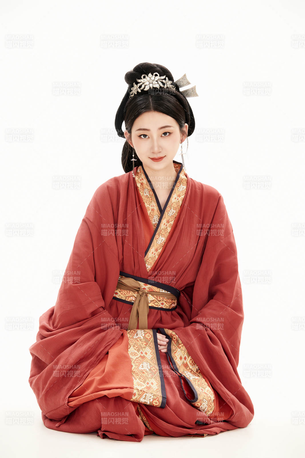 白色背景下穿着中国春秋战国时代服饰的少女图片