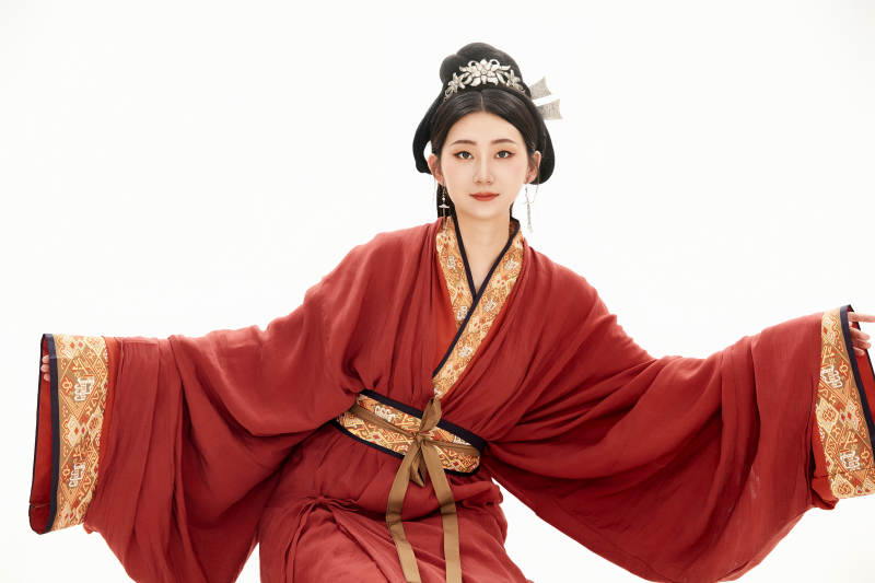 白色背景下穿着中国春秋战国时代服饰的少女图片