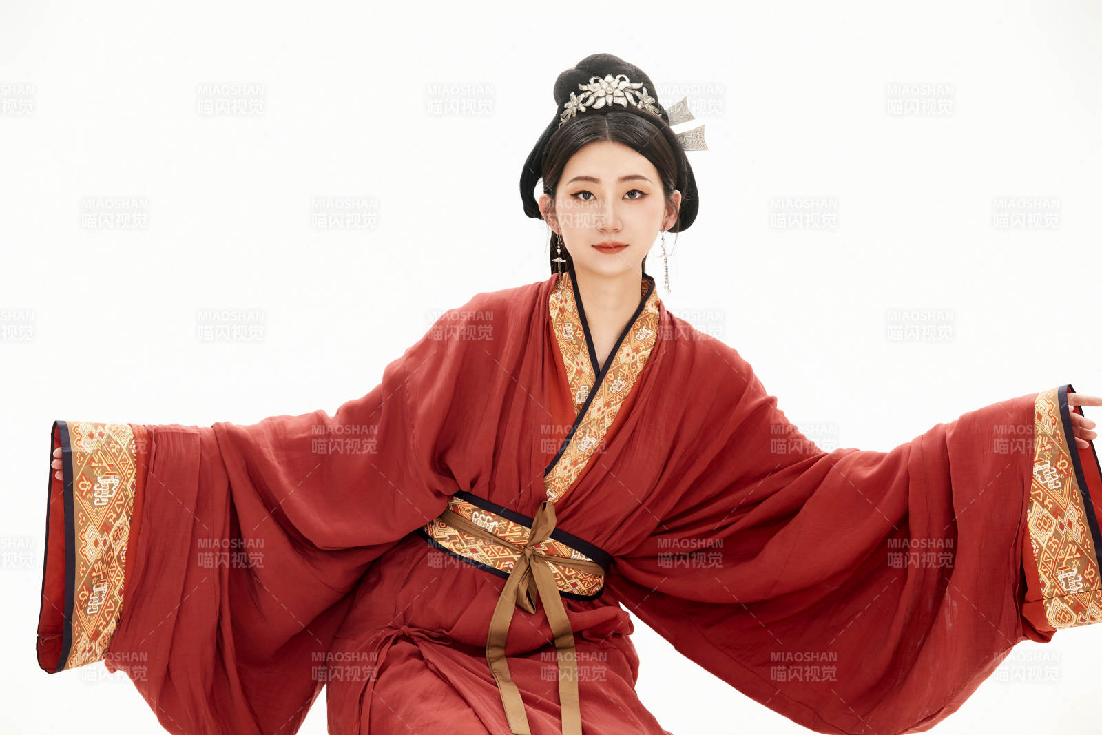 白色背景下穿着中国春秋战国时代服饰的少女图片