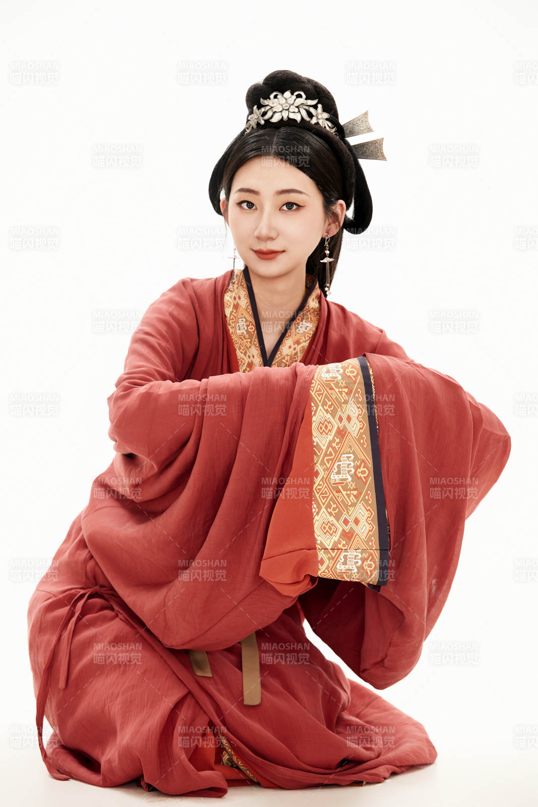 白色背景下穿着中国春秋战国时代服饰的少女图片