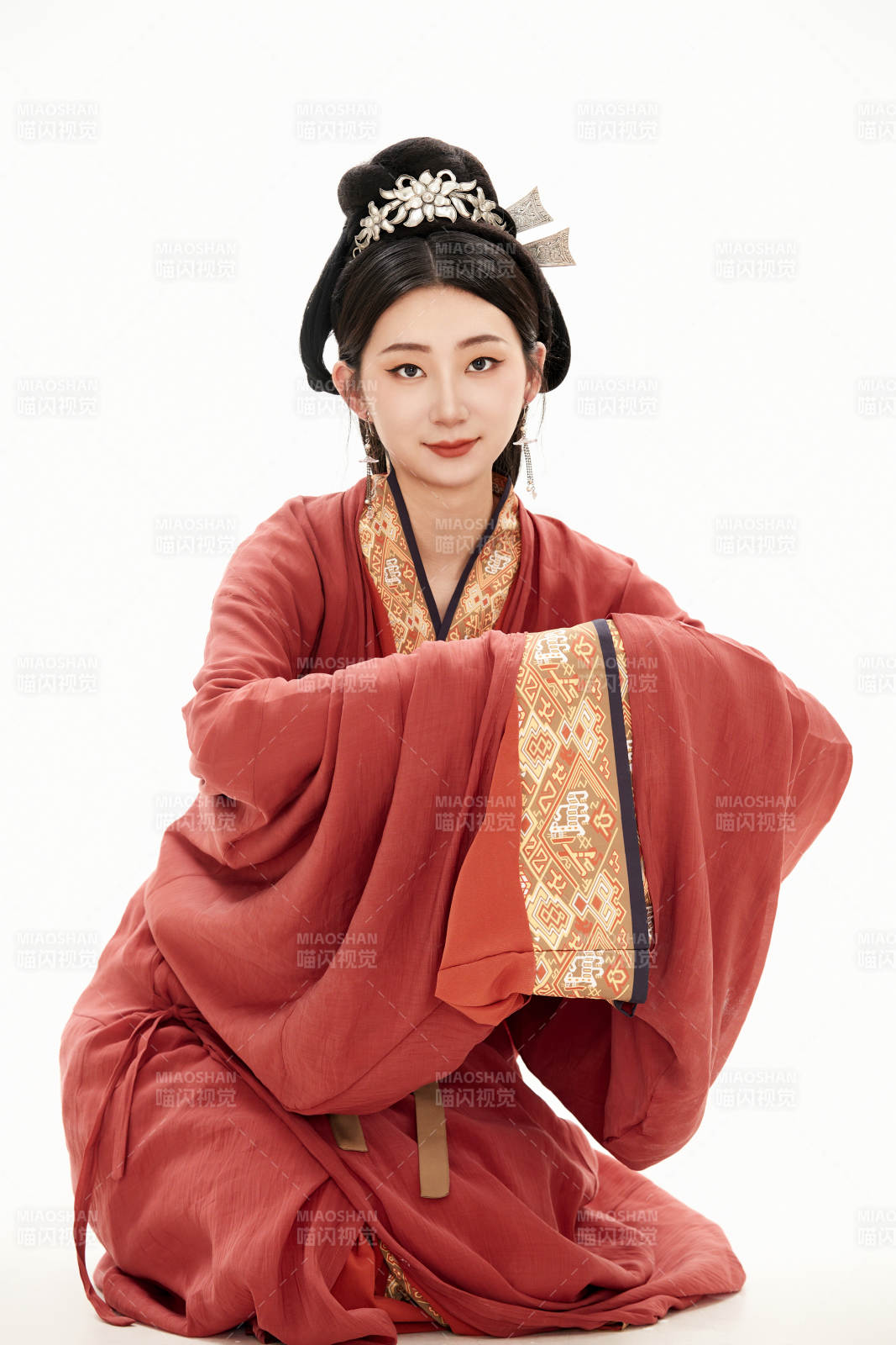 白色背景下穿着中国春秋战国时代服饰的少女图片