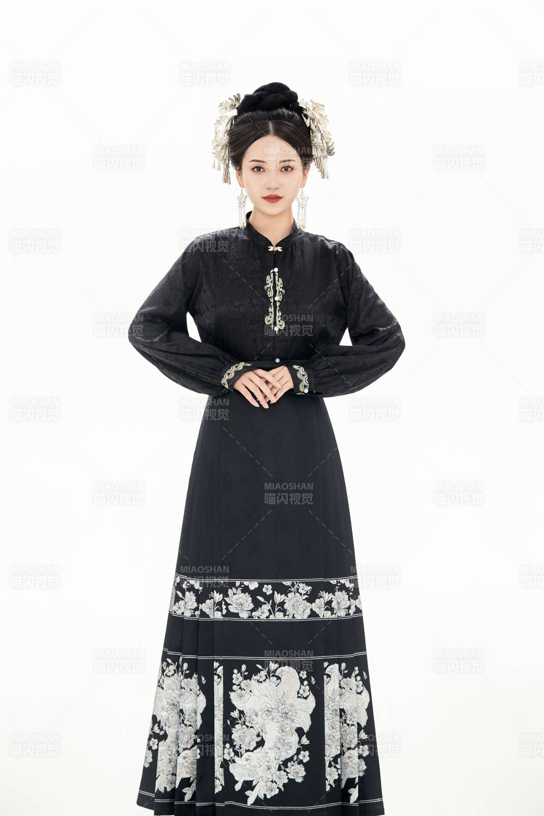 白色背景下穿着明制汉服服饰马面裙的少女图片