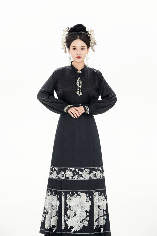 白色背景下穿着明制汉服服饰马面裙的少女图片