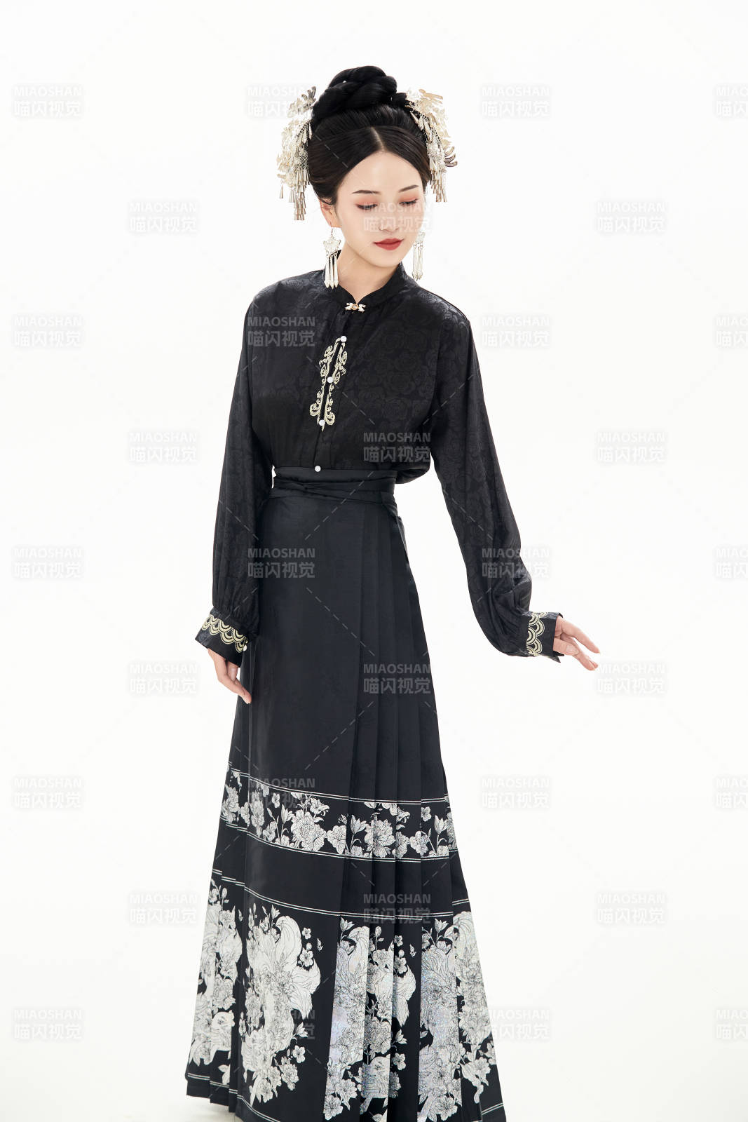 白色背景下穿着明制汉服服饰马面裙的少女图片