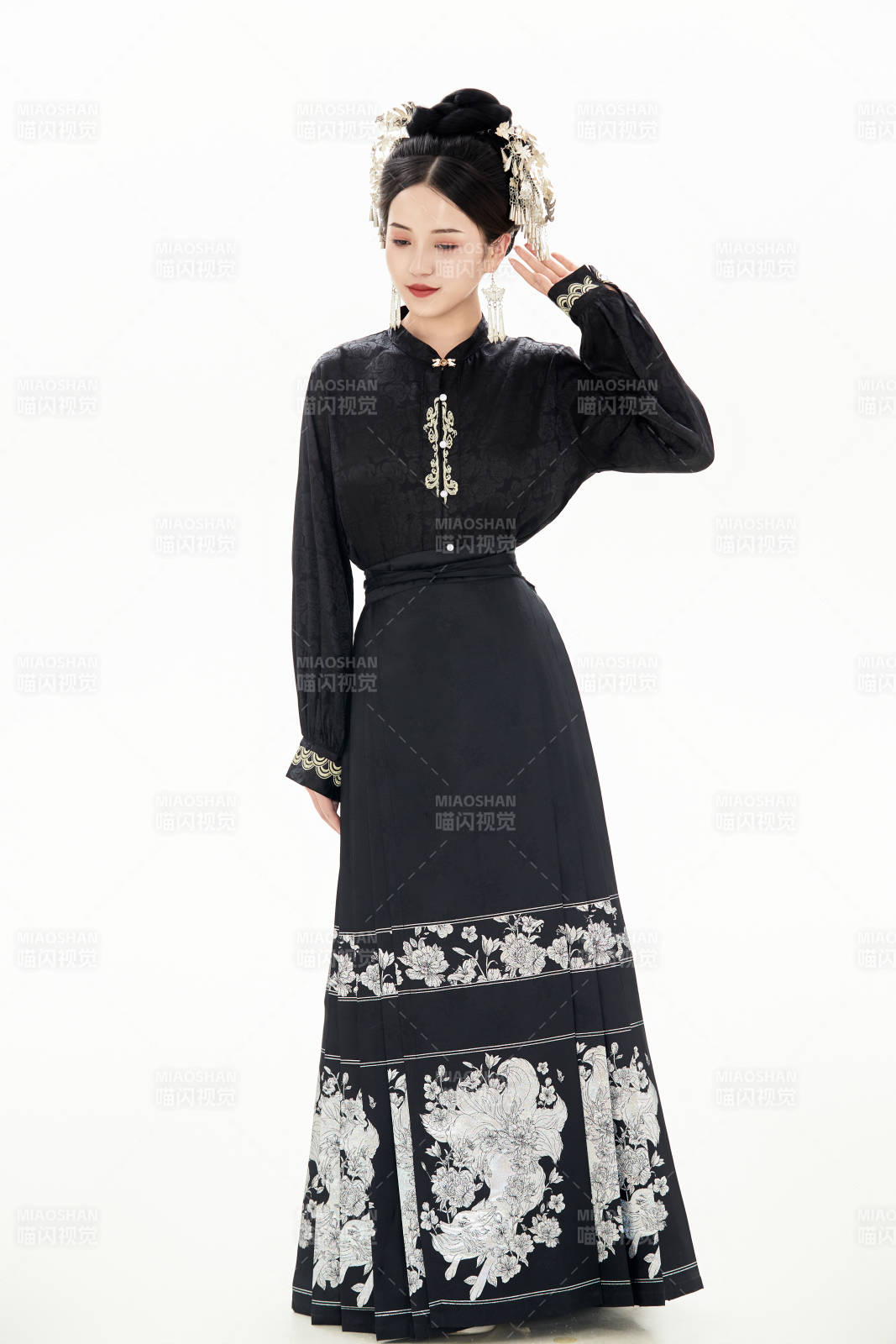 白色背景下穿着明制汉服服饰马面裙的少女图片