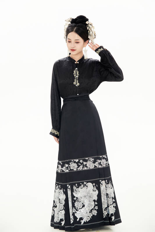 白色背景下穿着明制汉服服饰马面裙的少女图片