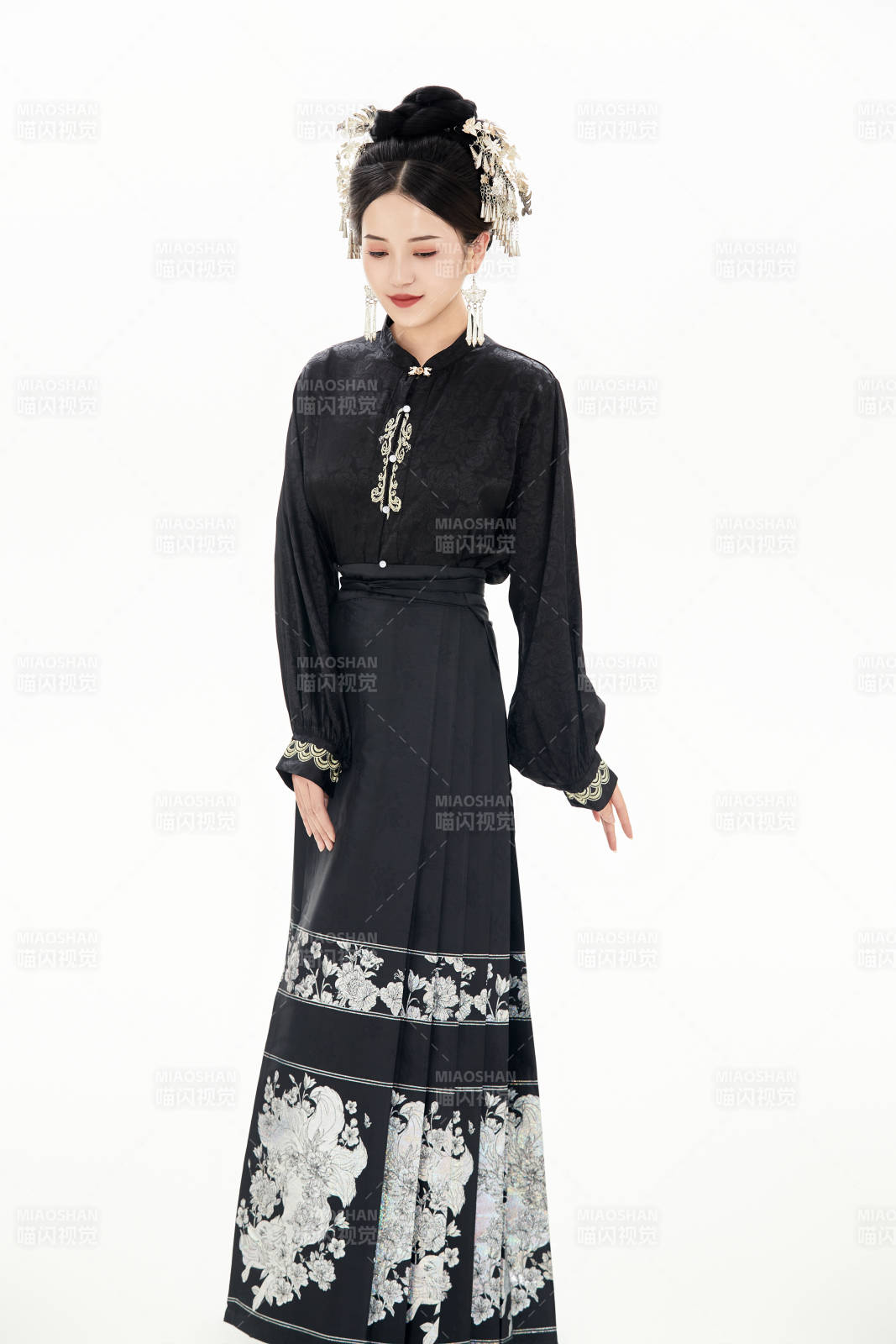 白色背景下穿着明制汉服服饰马面裙的少女图片