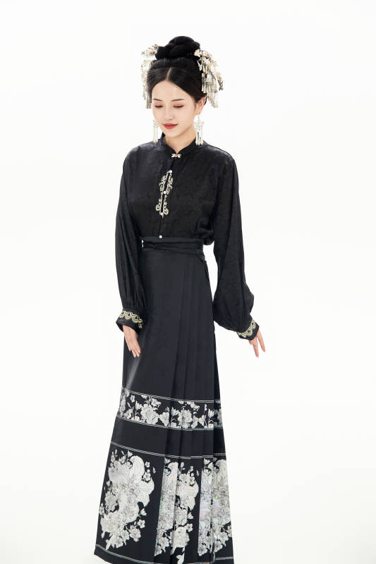 白色背景下穿着明制汉服服饰马面裙的少女图片