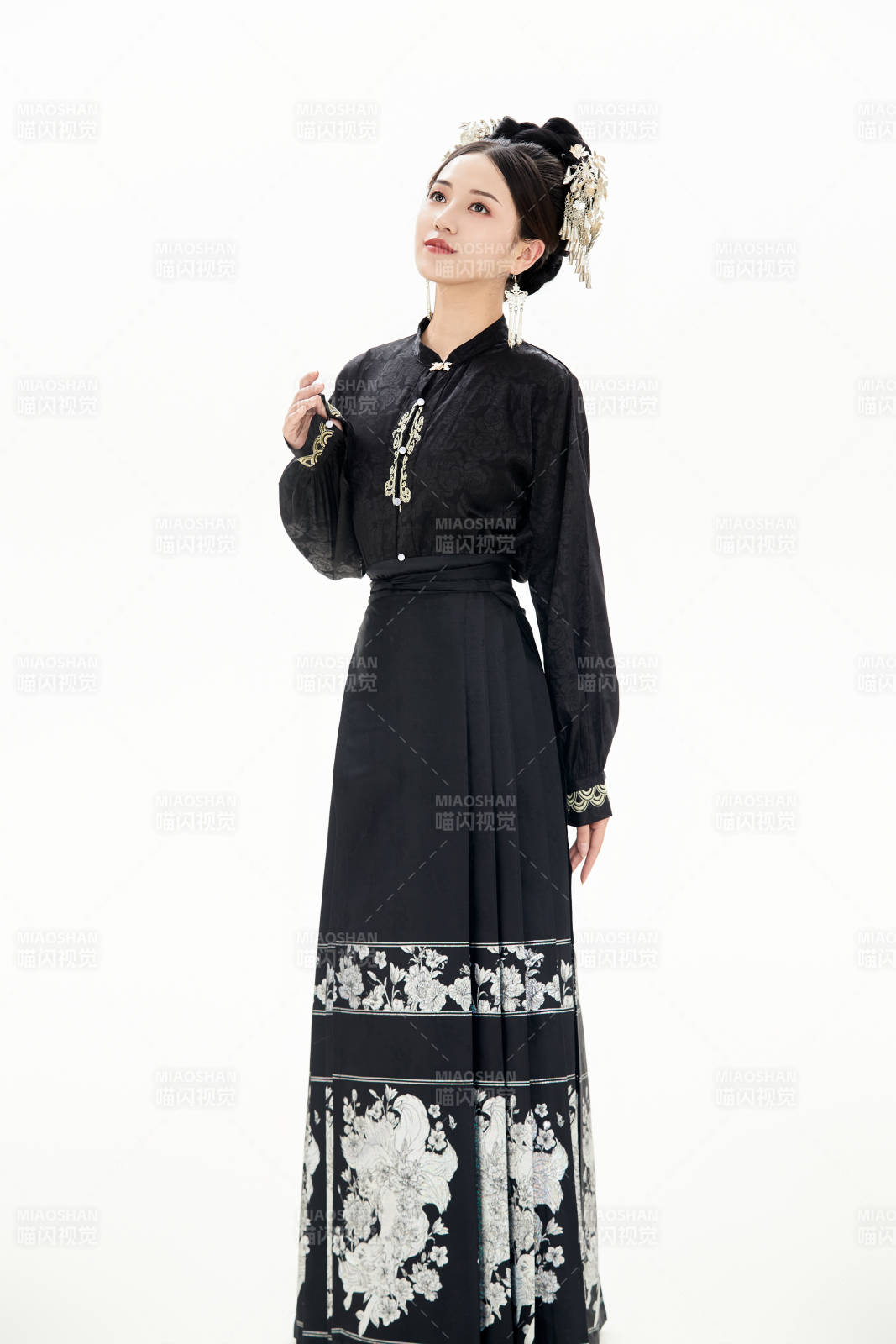 白色背景下穿着明制汉服服饰马面裙的少女图片