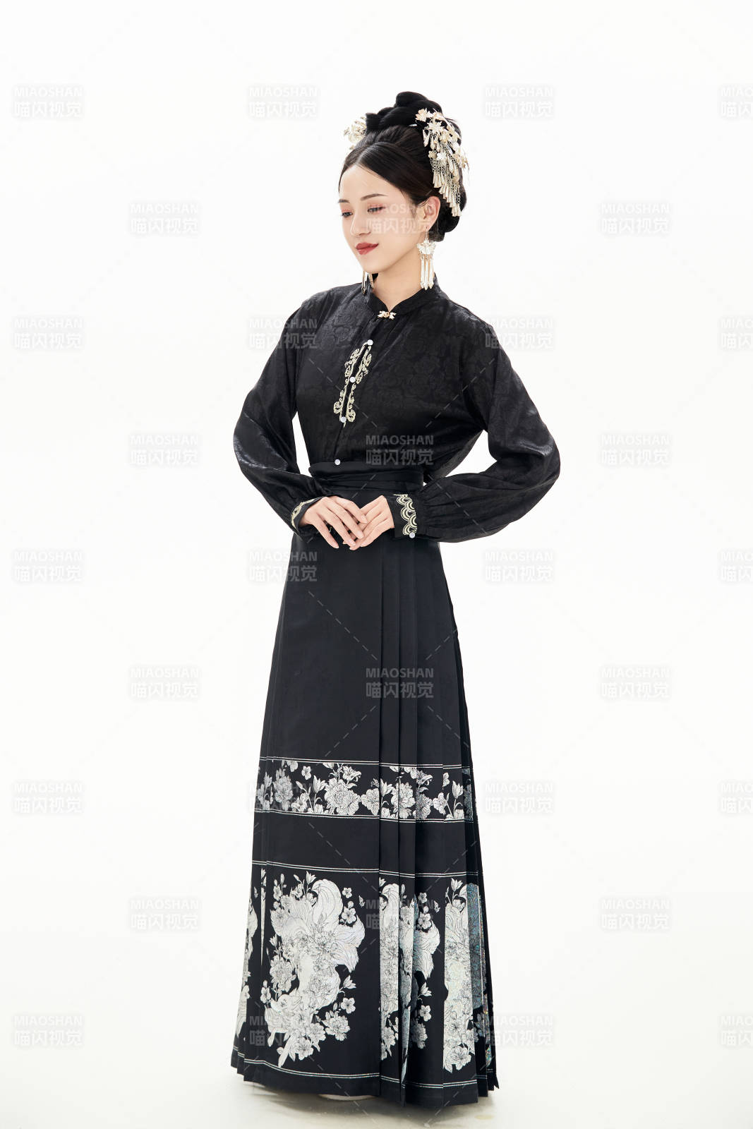 白色背景下穿着明制汉服服饰马面裙的少女图片