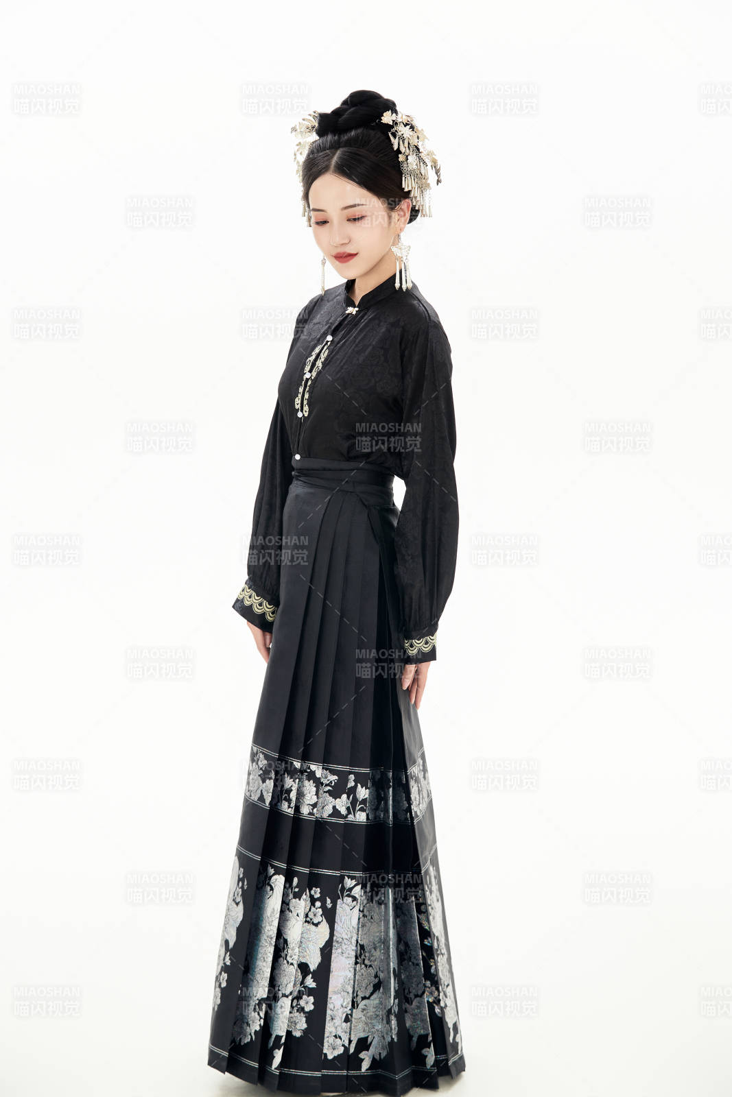 白色背景下穿着明制汉服服饰马面裙的少女图片