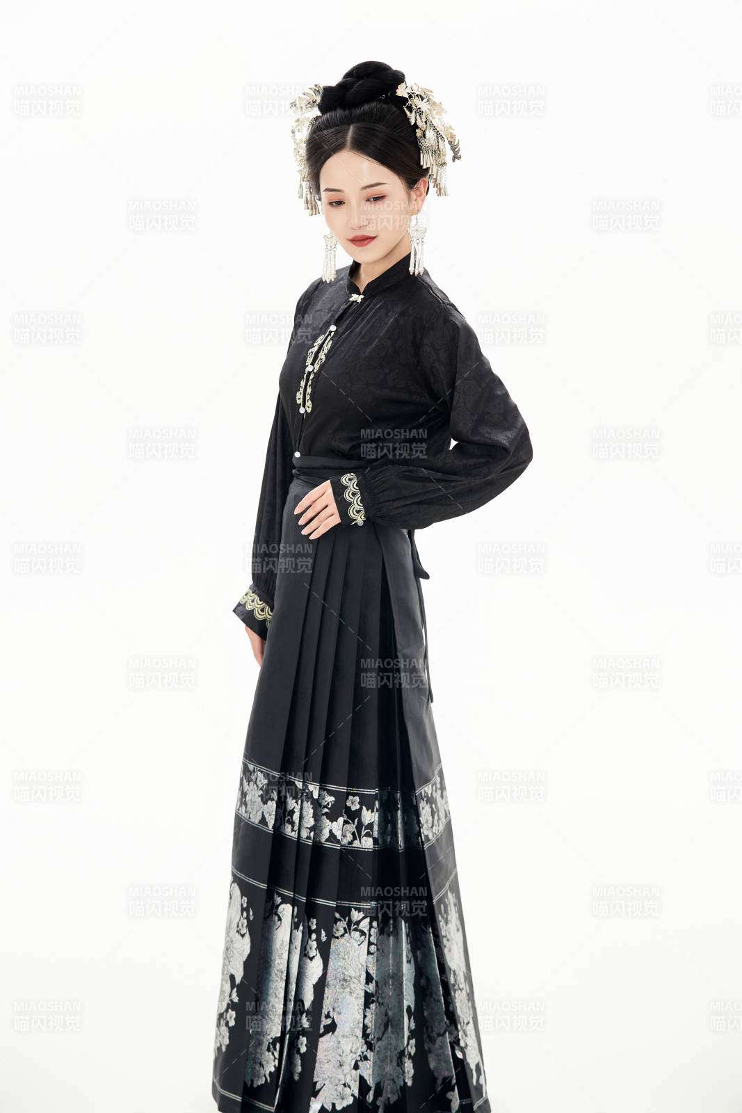 白色背景下穿着明制汉服服饰马面裙的少女图片