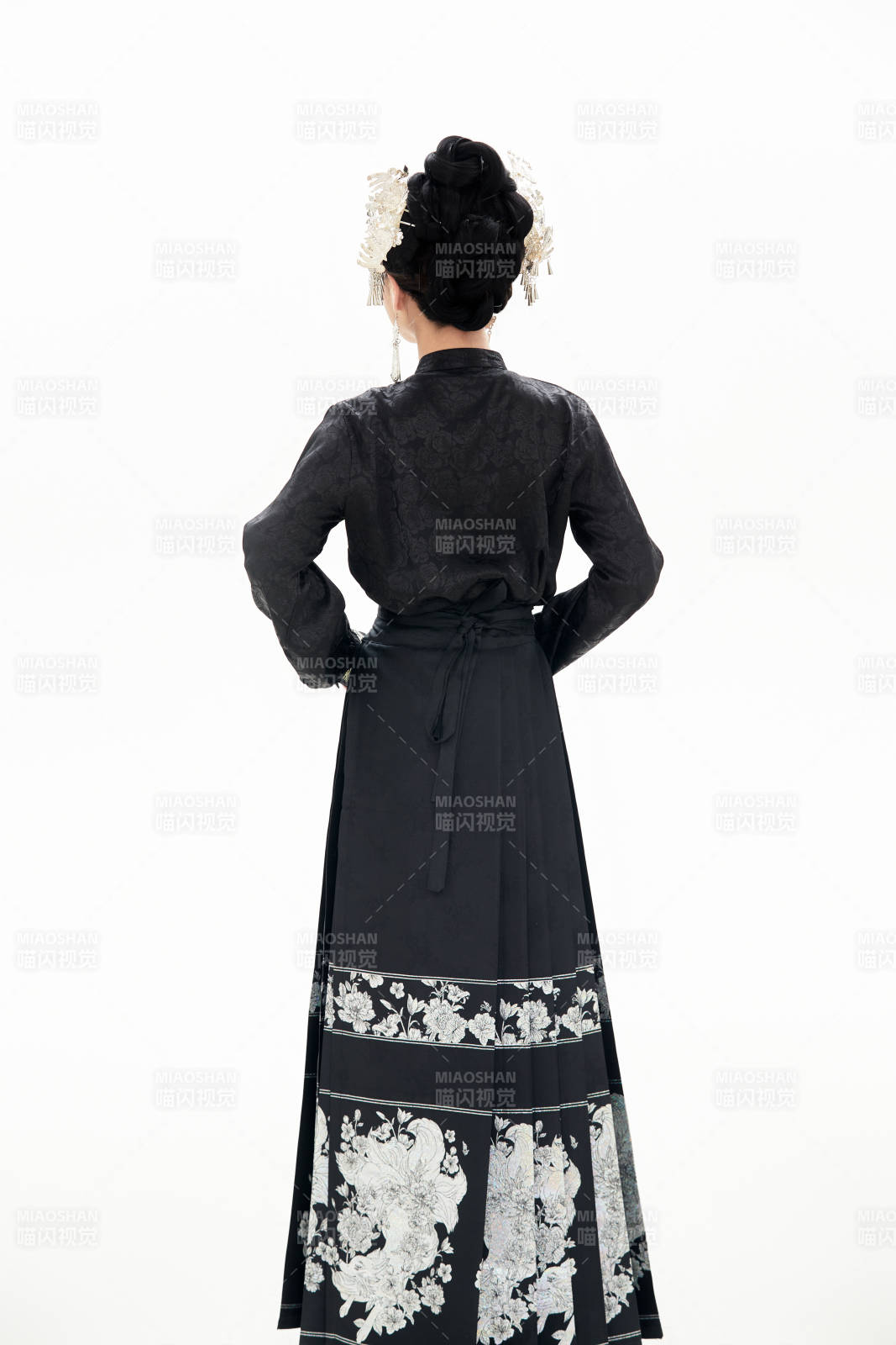 白色背景下穿着明制汉服服饰马面裙的少女图片