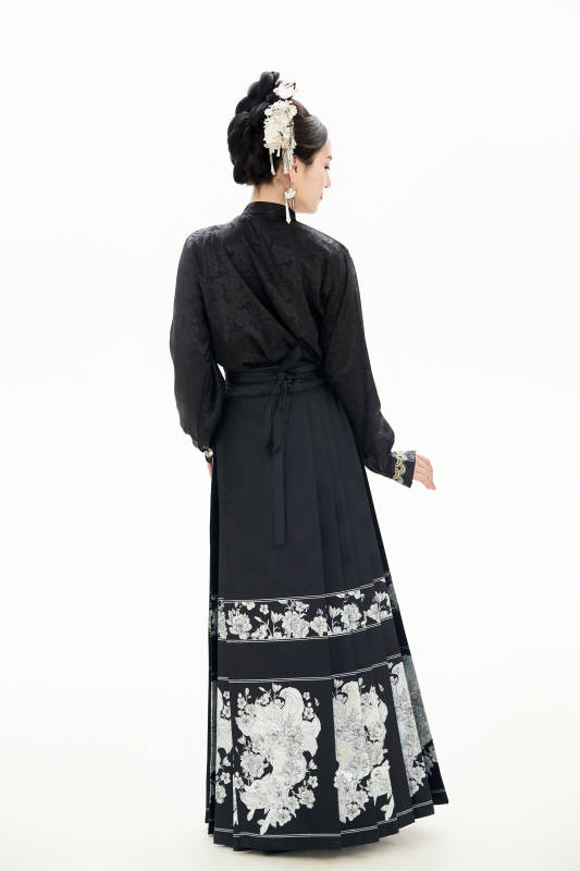 白色背景下穿着明制汉服服饰马面裙的少女图片