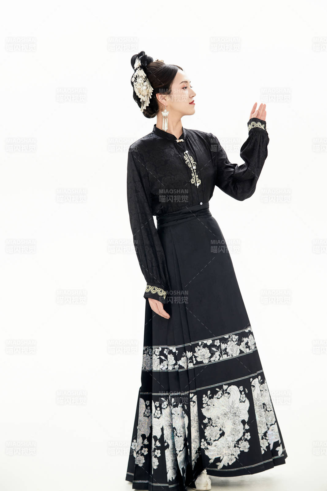 白色背景下穿着明制汉服服饰马面裙的少女图片