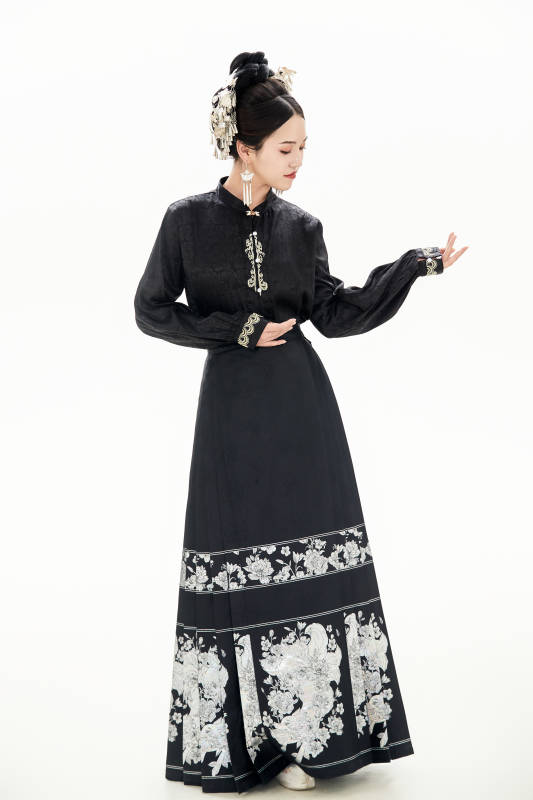 白色背景下穿着明制汉服服饰马面裙的少女图片