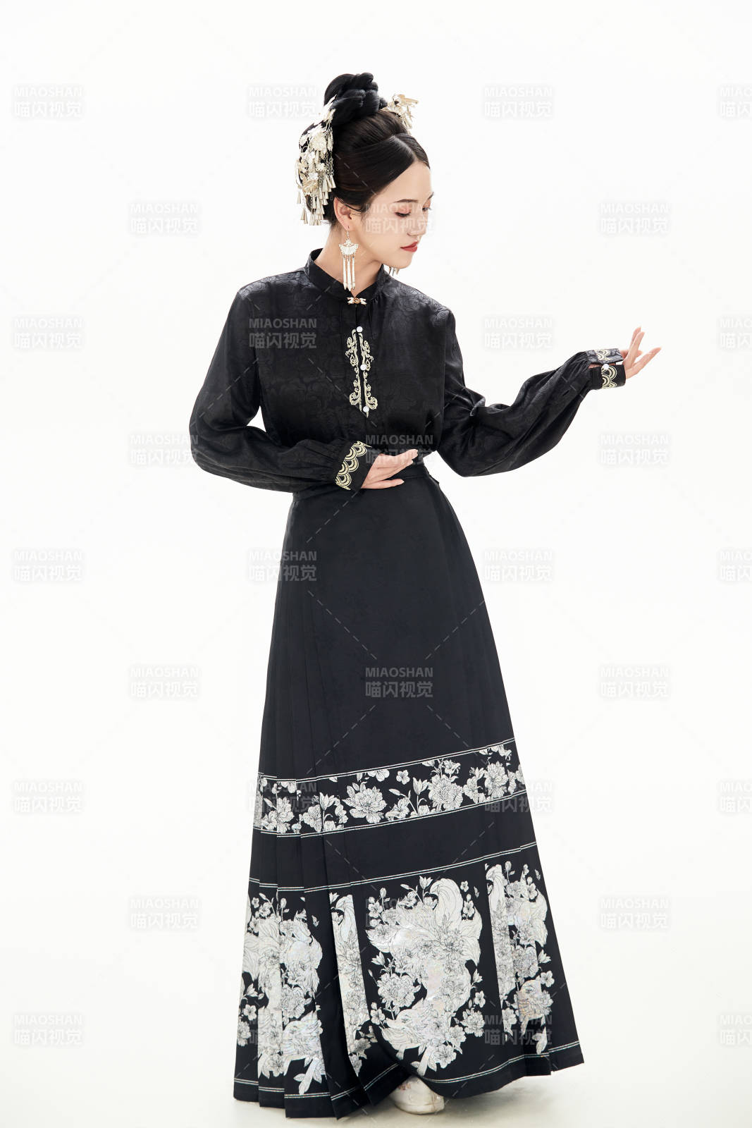 白色背景下穿着明制汉服服饰马面裙的少女图片