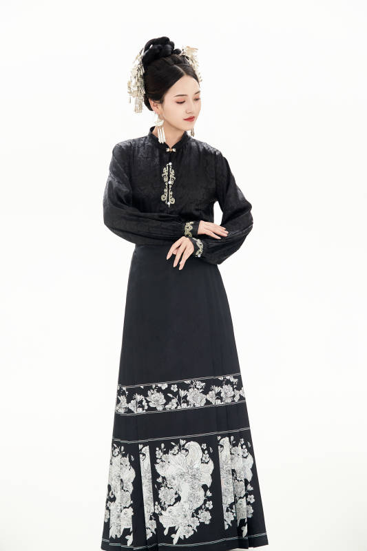 白色背景下穿着明制汉服服饰马面裙的少女图片