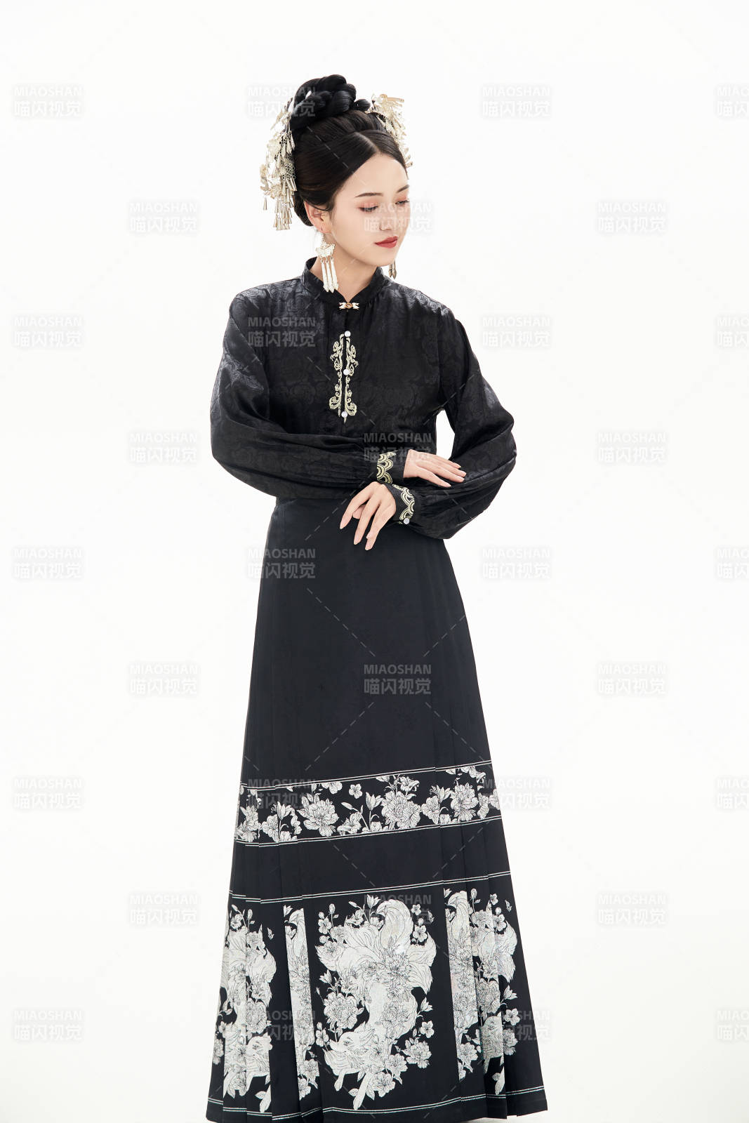 白色背景下穿着明制汉服服饰马面裙的少女图片