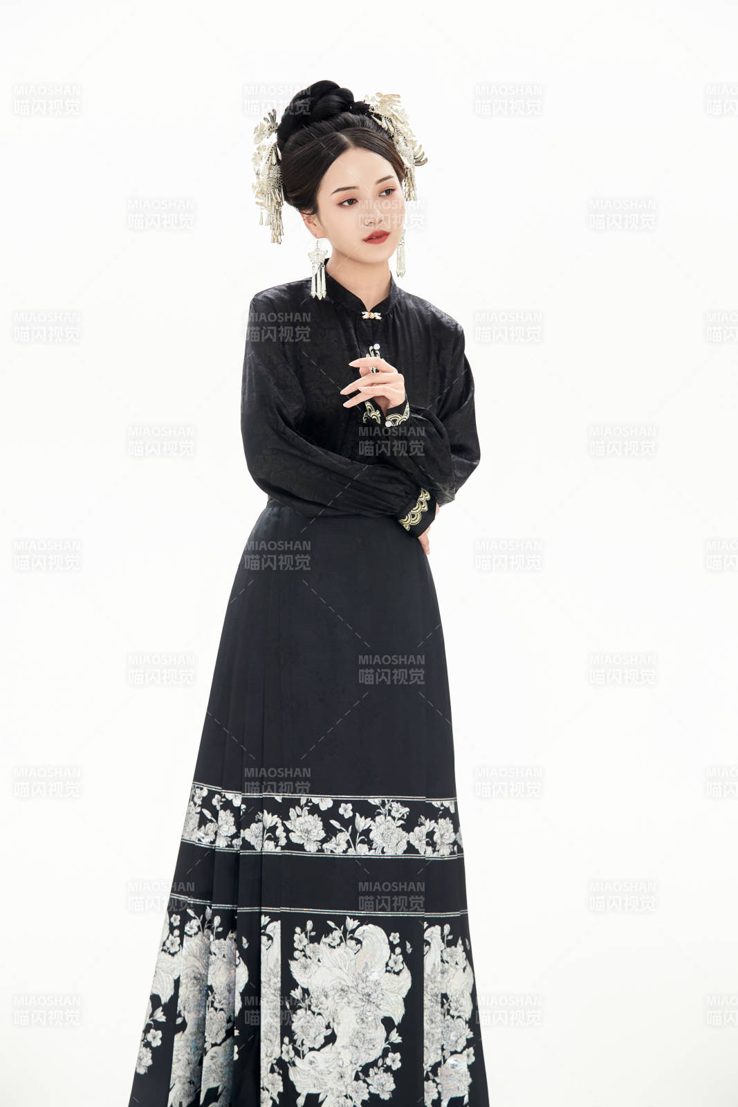 白色背景下穿着明制汉服服饰马面裙的少女图片