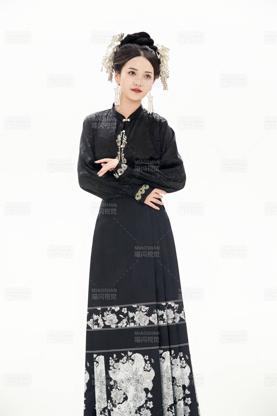 白色背景下穿着明制汉服服饰马面裙的少女图片